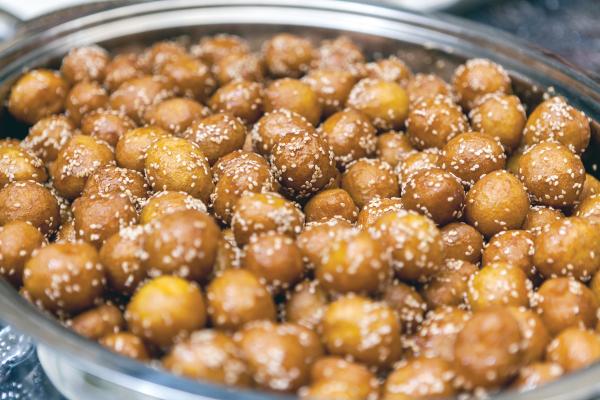 «اللقيمات».. أكلة أساسية على مائدة رمضان