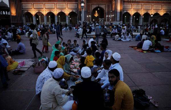 مسلمون يستعدون للإفطار بالجامع الكبير في نيودلهي