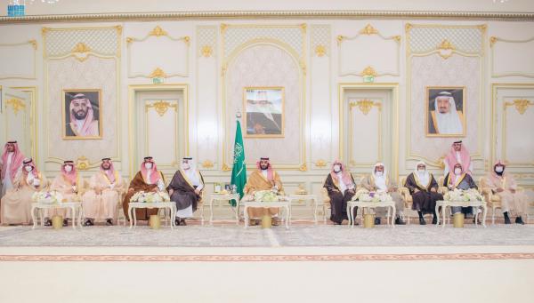 ولي العهد يستقبل العلماء وجمعا من المواطنين بقصر طيبة