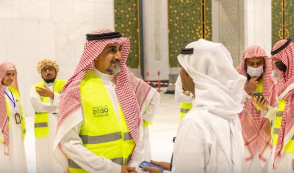 متطوعو المسجد الحرام.. عمل دؤوب في خدمة المعتمرين