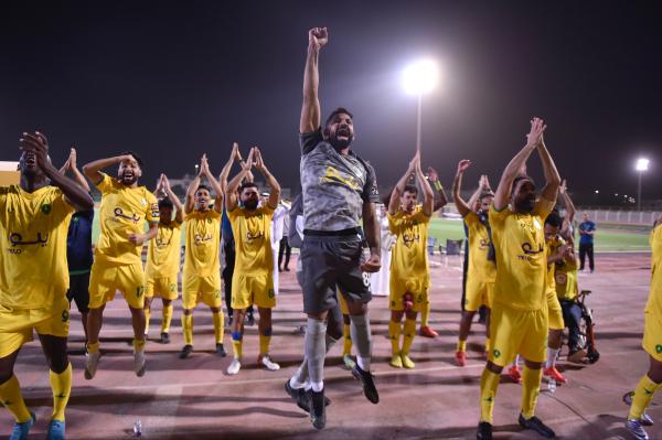 الخليج يسقط احد ويحتفظ بالصدارة