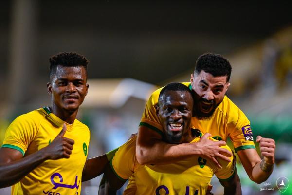 الخليج يسقط احد ويحتفظ بالصدارة