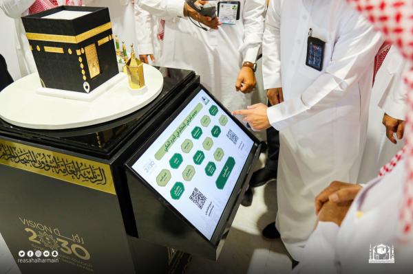 «السديس» يدشن المجسم التعريفي لمعالم الحرم المكي