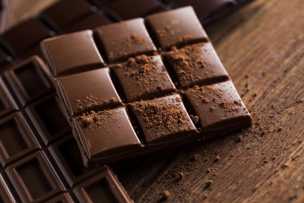 الشيكولاتة الداكنة تعزز صحة العين