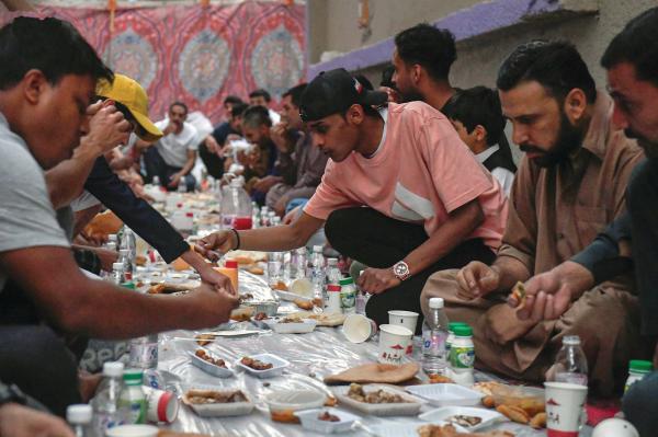 «السفرة الطائفية».. تجمع سنوي يعكس روحانية الشهر الفضيل