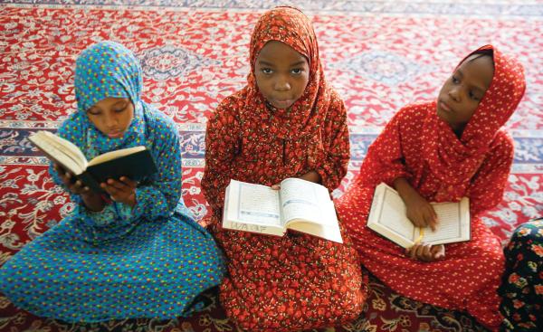 فتيات يقرأن القرآن داخل مسجد في نيروبي