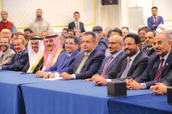 سفير المملكة بجوار رئيس الحكومة اليمنية وأعضائها يستمعون للعليمي