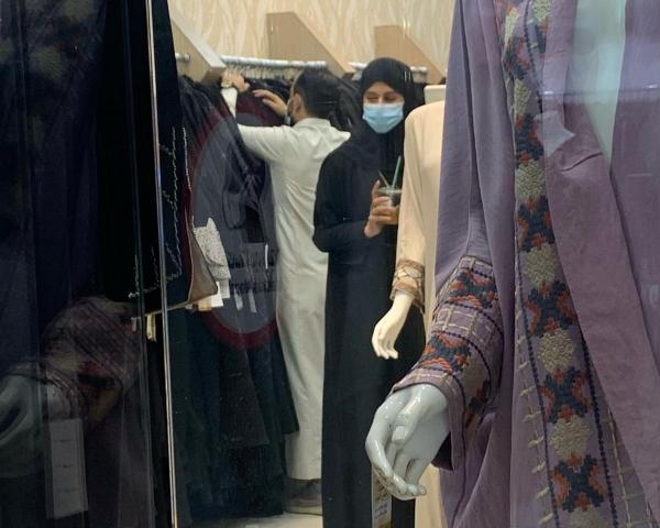 العمالة الوافدة تسيطر على المحال النسائية بـ«سوق الحب»
