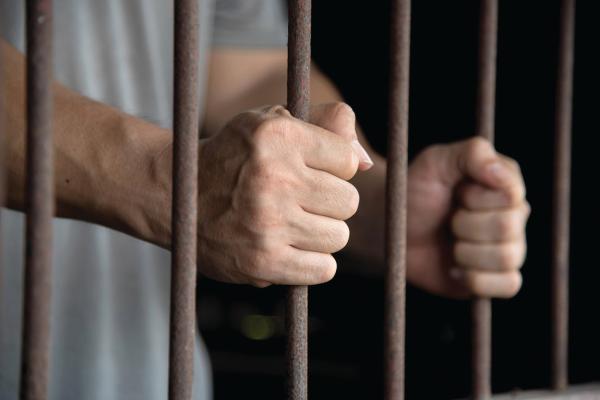 القبض على نشال حقيبة امرأة