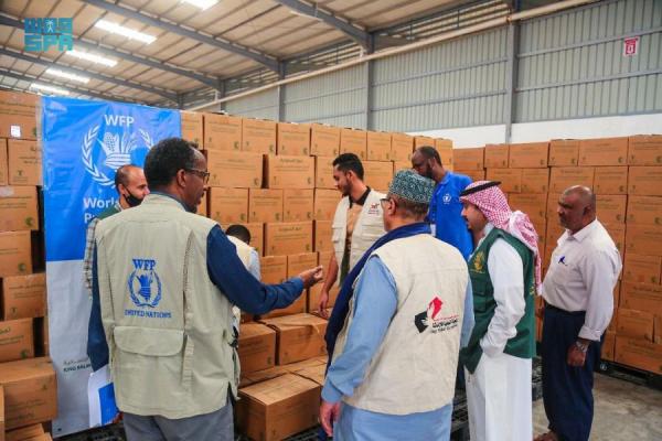 تسليم 2700 طن تمور لـ «الأغذية العالمي» بعدن