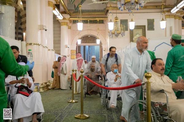 322 موظفاً ينظمون جموع المصلين في الحرم النبوي