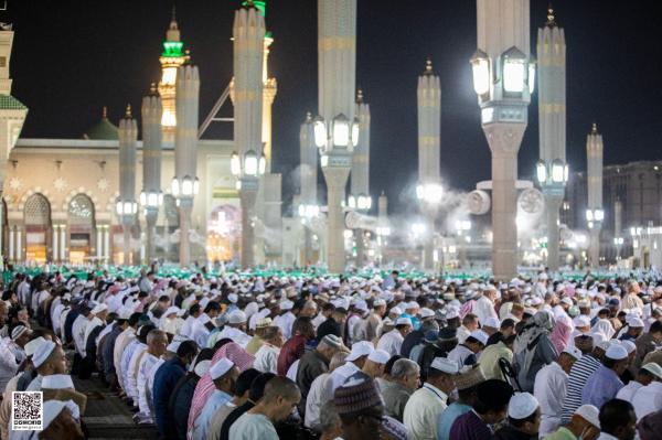 322 موظفاً ينظمون جموع المصلين في الحرم النبوي