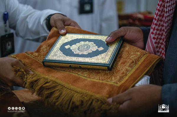 هدايا احتفاء بعودتهم