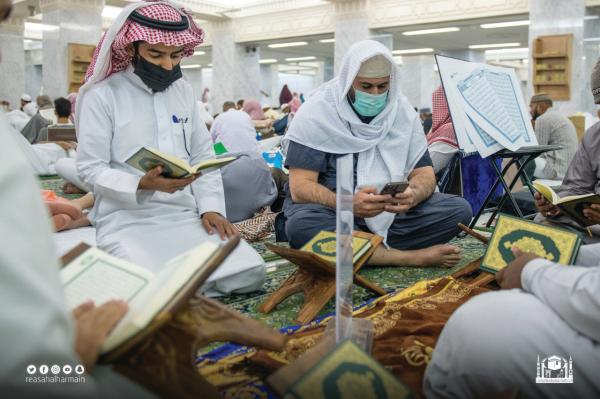 حلقات قرآنية للمعتكفين بالمسجد الحرام