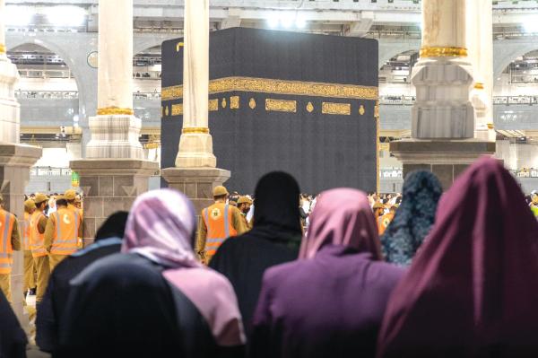 صلاة التراويح بالمسجد الحرام.. أمن وسكينة