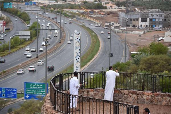 الأجواء الماطرة المميزة ترسم البهجة بالمدينة المنورة
