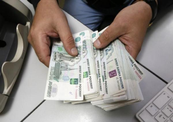 الروبل يقفز إلى أعلى مستوى في عامين مقابل اليورو