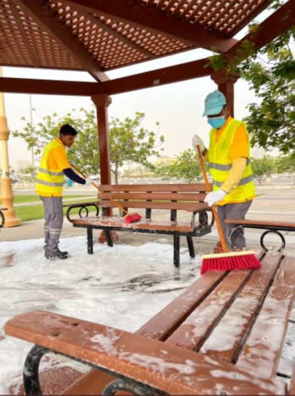 تنظيف ألعاب الأطفال وكراسي الجلوس بالخبر