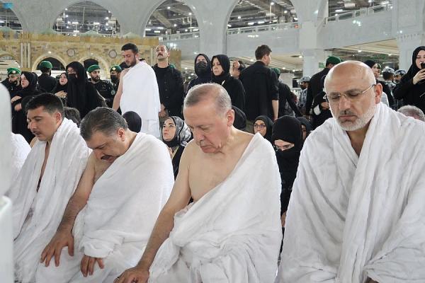 رئيس تركيا يؤدي مناسك العمرة