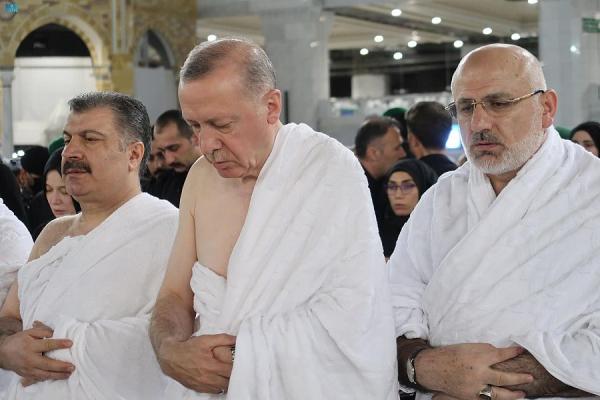رئيس تركيا يؤدي مناسك العمرة