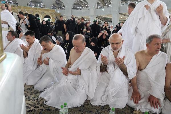 رئيس تركيا يؤدي مناسك العمرة