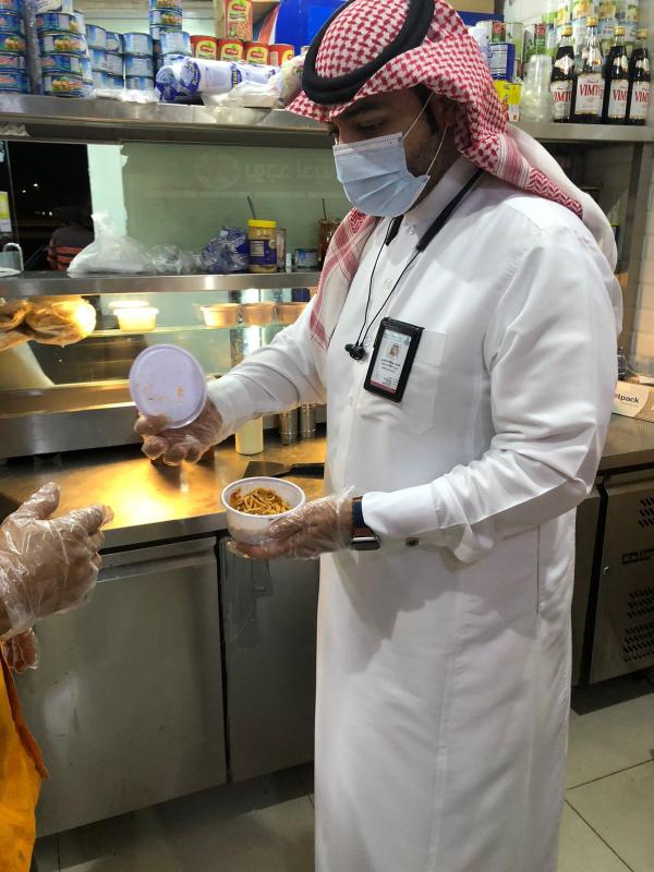 إتلاف نصف طن من «عجين السمبوسة» بالدمام