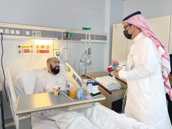 معايدة المنومين والعاملين بـ«تخصصي الدمام»