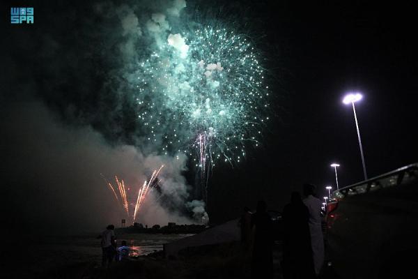 الألعاب النارية تُضيءُ سماء جازان ابتهاجاً بالعيد