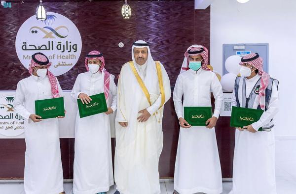 أمير الباحة يكرم 4 شباب أنقذوا حياة شخصين