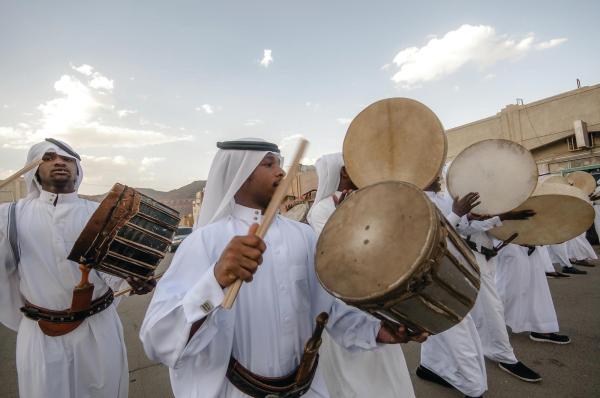 «العيدية والورود».. تقاليد أصيلة تضفي أجواء المرح في النفوس