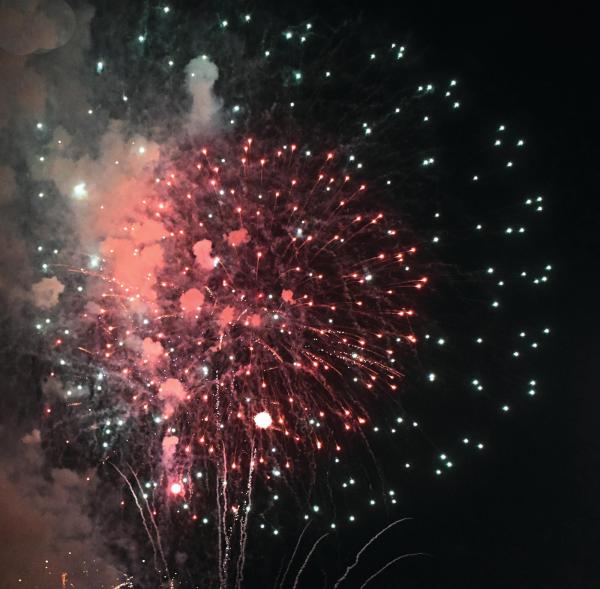 الألعاب النارية تضيء سماء المملكة ابتهاجا بالعيد