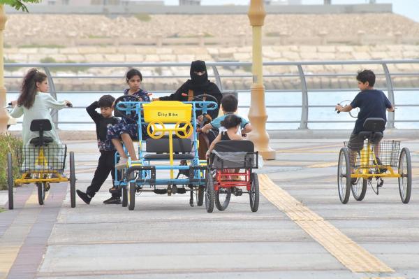استمتاع بالطبيعة في واجهة الدمام البحرية