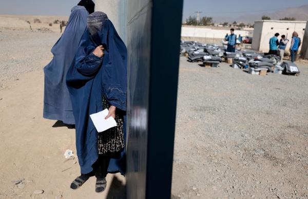 طالبان تفرض على الأفغانيات «البرقع الأزرق»