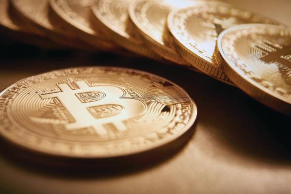 انخفاض سعر عملة «بيتكوين» الرقمية 3.9%