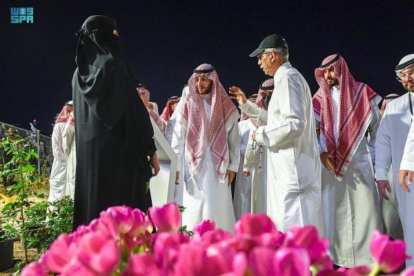 محافظ الطائف يزور مهرجان «طائف الورد»