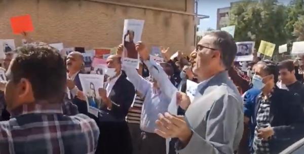 «الملالي» يواجه احتجاجات المعلمين بالسجن والضرب