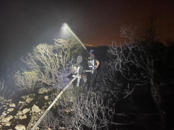 الدفاع المدني يخمد حريقًا اندلع في جبل شمال النماص