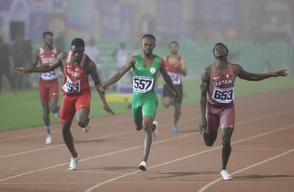 البحرين تتصدر ترتيب اليوم الأول