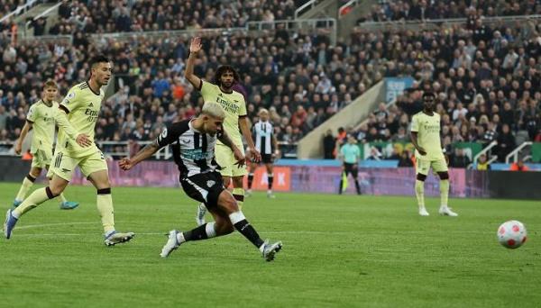 نيوكاسل يهدي توتنهام مفتاح دوري الأبطال