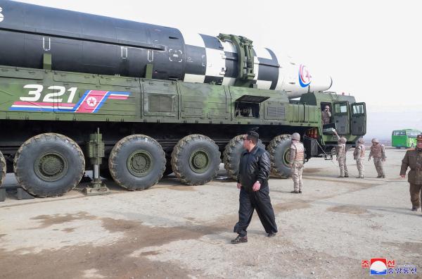 كوريا الشمالية تستعد لإطلاق صاروخ عابر للقارات