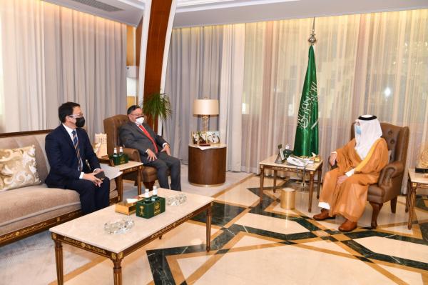.. ويبحث العلاقات الطيبة مع سفير الفلبين