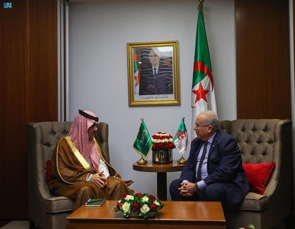  وزير الخارجية يستعرض العلاقات التاريخية وسبل تطويرها مع نظيره الجزائري