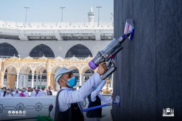 مكينة تنظيف ذكية لتطهير ثوب الكعبة المشرفة