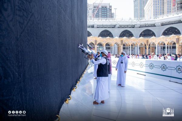 مكينة تنظيف ذكية لتطهير ثوب الكعبة المشرفة