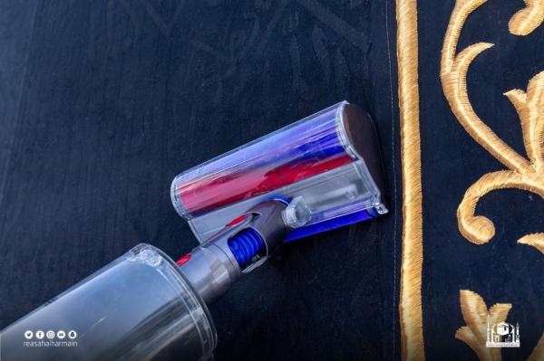 مكينة تنظيف ذكية لتطهير ثوب الكعبة المشرفة