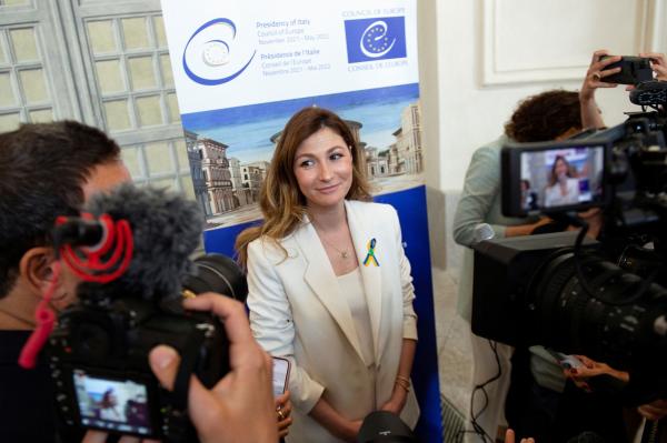
نائبة وزير خارجية أوكرانيا تتحدث للصحفيين أثناء اجتماع للأوروبيين في إيطاليا (رويترز)