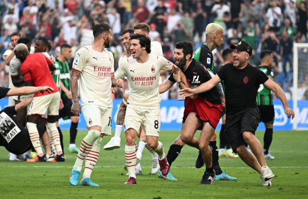 تحديثميلان يتوج بلقب الدوري الإيطالي