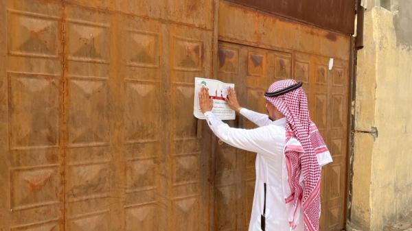 ضبط 4 مستودعات للأثاث مخالفة في المعابدة