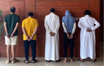 الرياض.. ضبط 5 أشخاص لسرقتهم مركبتين وحيازة مواد مخدرة