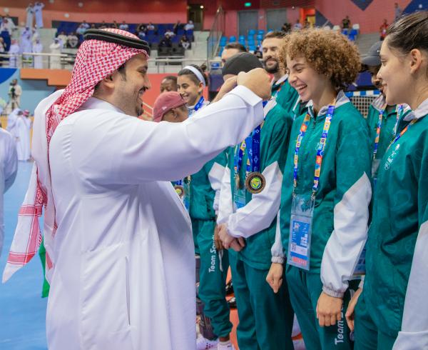 الامير فهد بن جلوي يتوج طاولة الأخضر بالذهب الخليجي